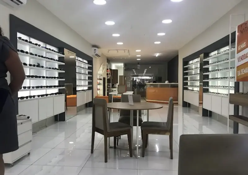 Interior moderno da loja Natal Óticas